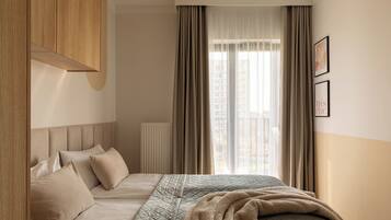 Apartment, 1 Schlafzimmer, Balkon | Schreibtisch, laptopgeeigneter Arbeitsplatz, Bügeleisen/Bügelbrett