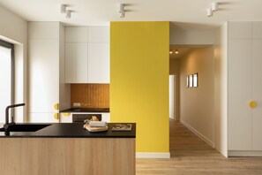 Appartamento Deluxe, balcone, vista città | Cucina privata | Frigorifero con congelatore, microonde, piano cottura, lavastoviglie