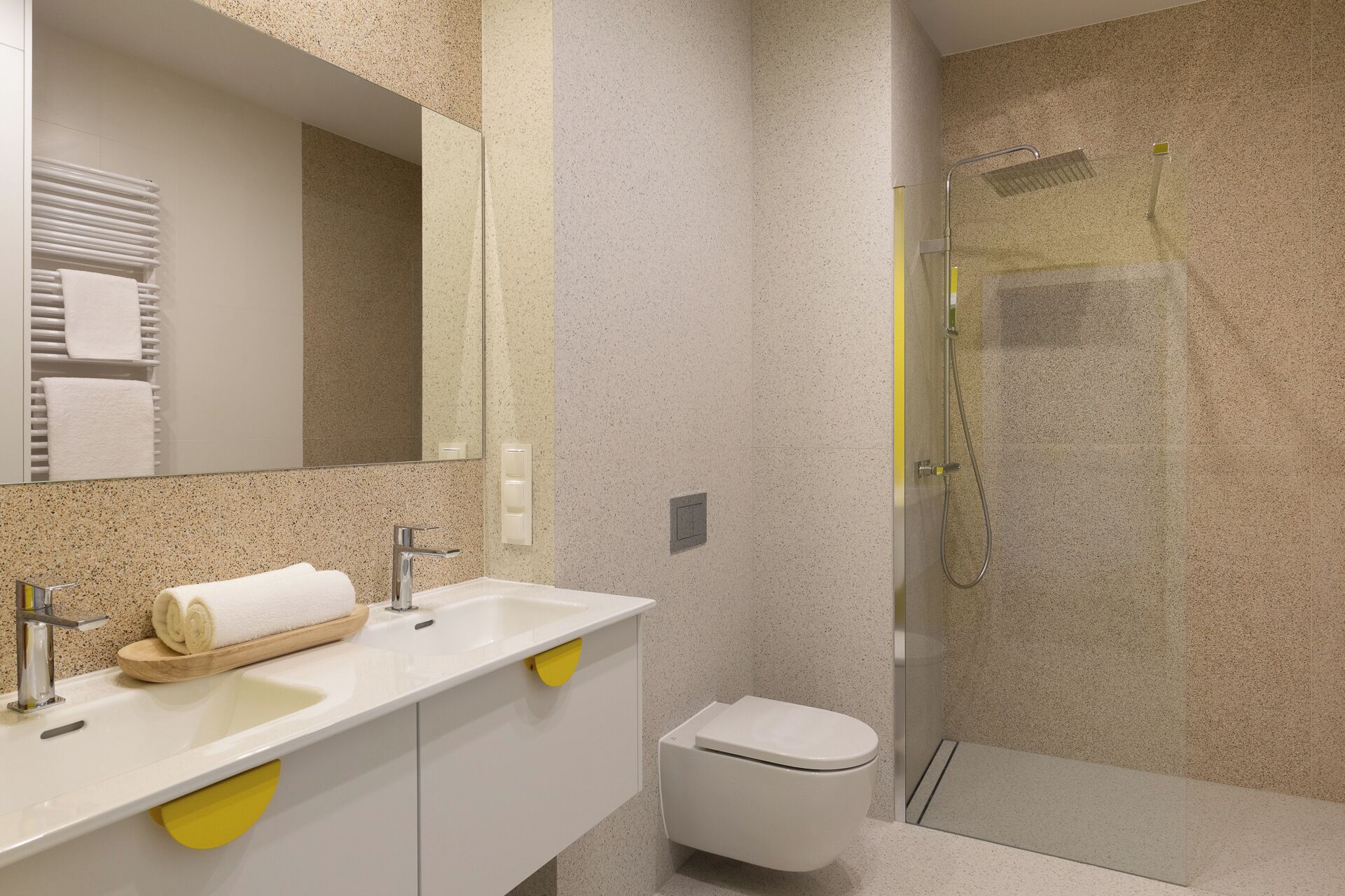 Un bagno moderno con lavandino, specchio e water.