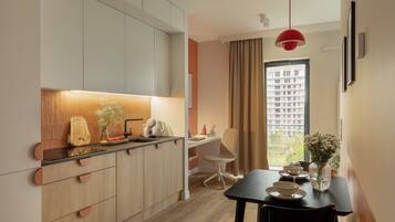 Studiosuite, Balkon, Stadtblick | Eigene Küche | Großer Kühlschrank, Mikrowelle, Herdplatte, Geschirrspüler
