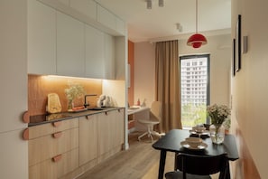 Full-sized fridge, microwave, stovetop, dishwasher - Trevi Apartments Katowice (Katowice)