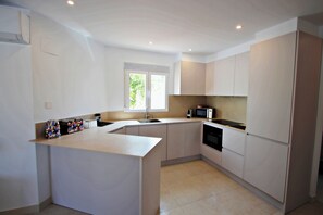 Fridge, microwave, oven, stovetop - El Chamizo - modern villa with large private pool in Benissa (Unknown)