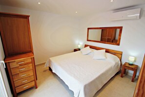 2 bedrooms, desk, iron/ironing board, WiFi