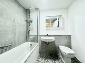 Sèche-cheveux, serviettes fournies, savon, papier toilette