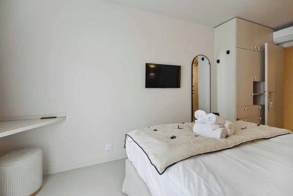2 bedrooms, laptop workspace, iron/ironing board, bed sheets