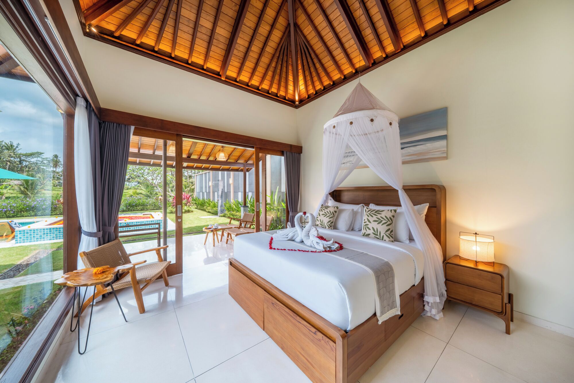 Skrivbord, arbetsyta för laptop, barnsängar och extrasängar