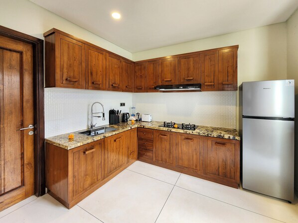 Kjøleskap, mikrobølgeovn, ovn og kaffetrakter/tekoker