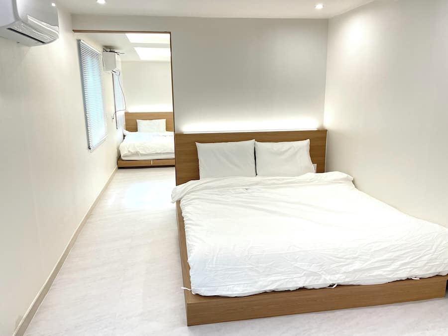 Classic Quadruple Room, Multiple Beds (Self Check-in) | Lydisolering, strygejern/strygebræt, gratis Wi-Fi