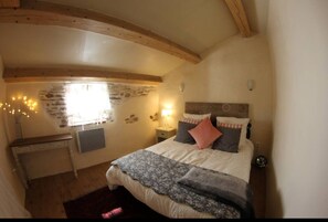 2 bedrooms, bed sheets - The Little Pink House beautifully elegant village home near Eau D Thermale Avène (Le Bousquet-d'Orb)
