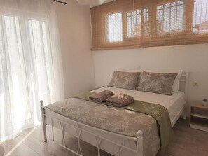 Iron/ironing board, WiFi, bed sheets