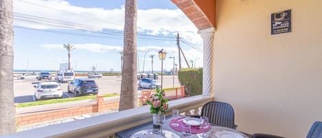 Apartment | Outdoor dining