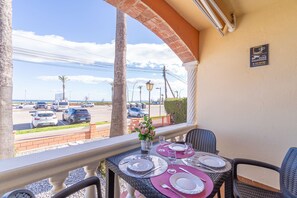 Apartment | Outdoor dining - Beachfront Apartment With Sea Views (Castello d'Empuries)