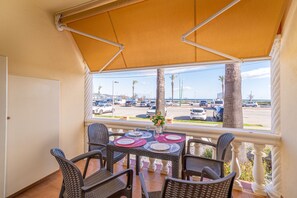 Apartment | Outdoor dining - Beachfront Apartment With Sea Views (Castello d'Empuries)