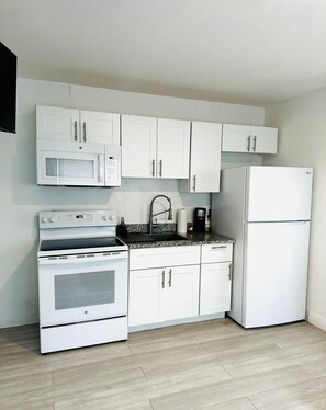 Cookware/dishes/utensils