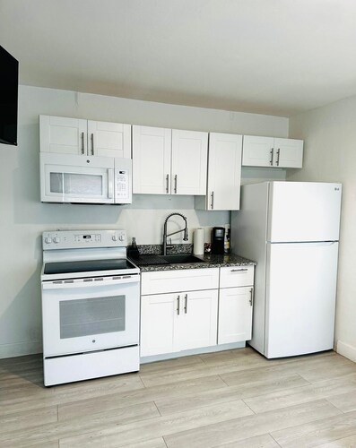 2528 Renovated Studio Near The Beach