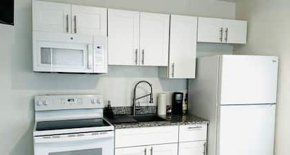 2528 Renovated Studio Near The Beach