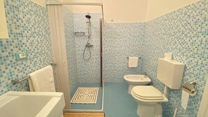 A bathroom with a shower, toilet, and bathtub. - Beautiful home with panoramic sea view (borders state property) (Marina di Mancaversa)