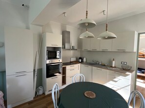 Mikrovågsugn, ugn, spishäll och diskmaskin