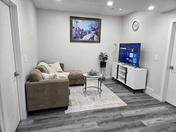 Smart TV - Cozy Basement Suite in SW Calgary with Free Street Parking. (Calgary)