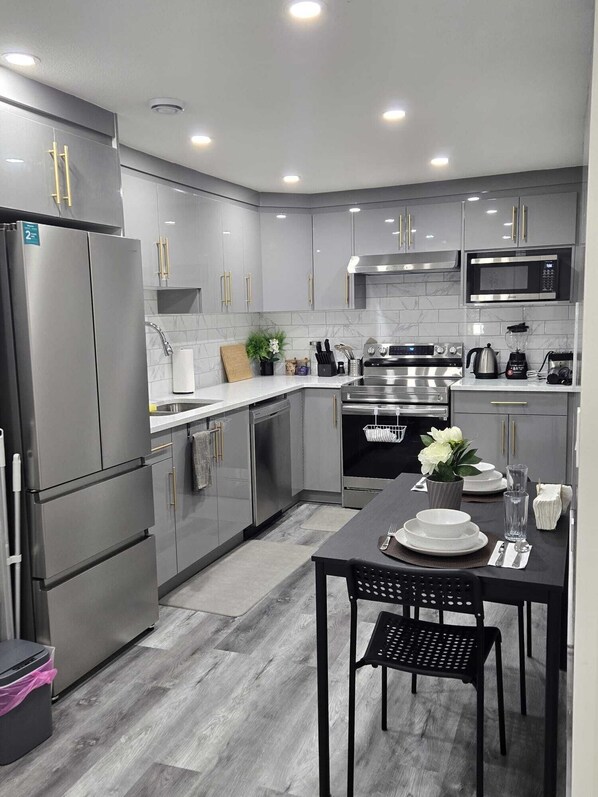 Mikrowelle, Ofen, Herdplatte, Geschirrspüler