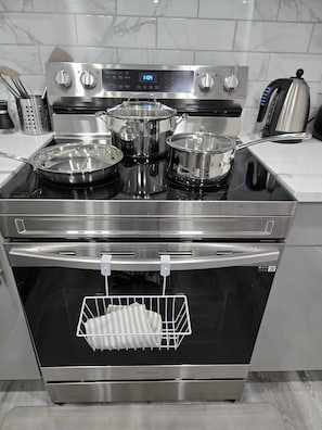 Mikrowelle, Ofen, Herdplatte, Geschirrspüler