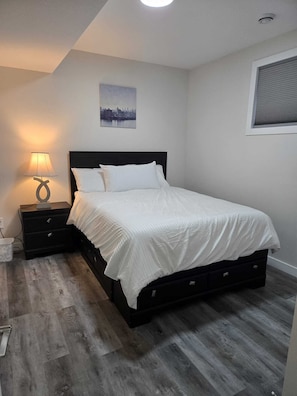 2 bedrooms, WiFi, bed sheets - Cozy Basement Suite in SW Calgary with Free Street Parking. (Calgary)