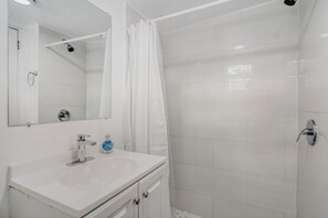 Douche, séchoir à cheveux, serviettes fournies, savon