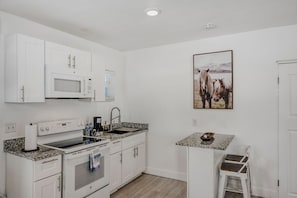 Réfrigérateur, four à micro-ondes, un four, surface de cuisson