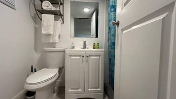 Secador de pelo, toallas, jabón, papel higiénico