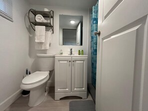 Haartrockner, Handtücher, Seife, Toilettenpapier