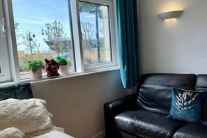 Living area - Cosy London Apartment With River View (London)