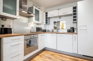 Refrigerador, microondas, horno, placa de cocina