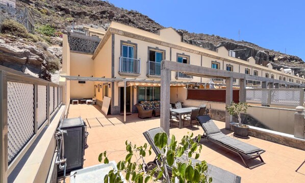 Terrace/patio - 3BR Valley Dreamhouse -solarium Terrace Aircon & P (Mogan)