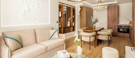 Apartment, Stadtblick | Wohnbereich | Arbeitsbereiche