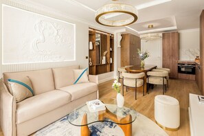 Apartment, Stadtblick | Wohnbereich