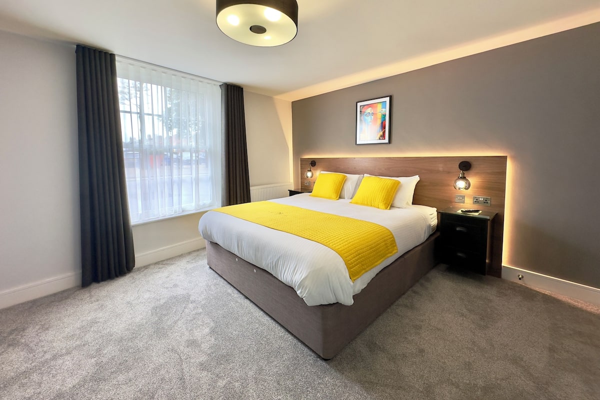 Double Room, 1 King Bed, Roll-in Shower, Non Smoking | Blackout curtains, soundproofing, iron/ironing board, free WiFi
