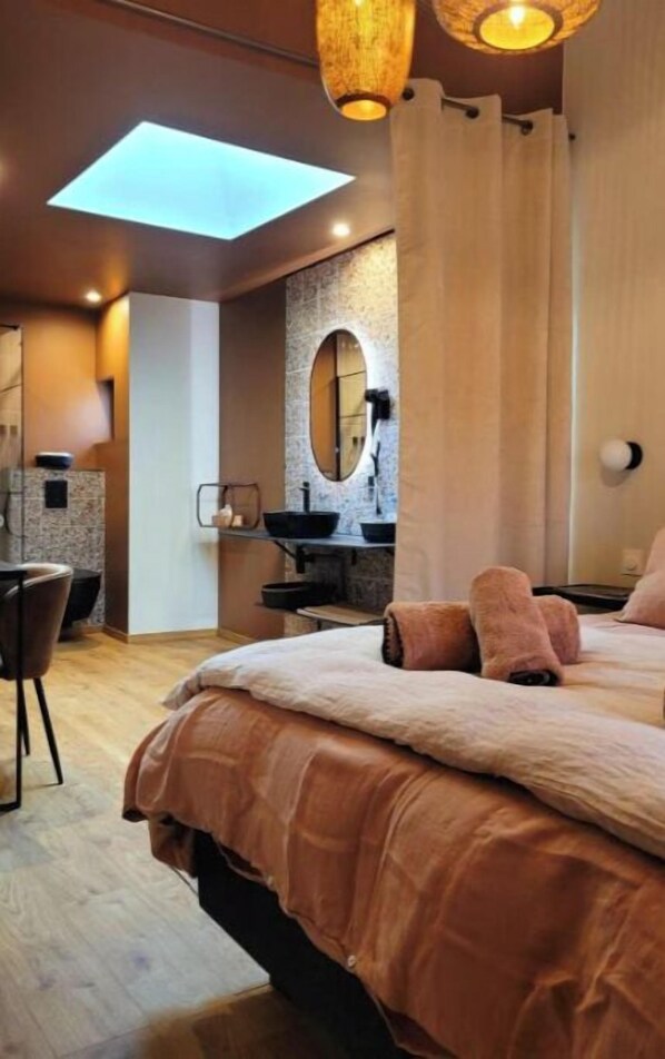 4 bedrooms, iron/ironing board, WiFi, bed sheets