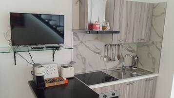 Frigorifero, forno, piano cottura, macchina per tè/caffè