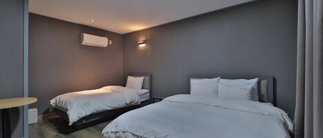 Escritorio, espacio para trabajar con laptop y wifi gratis