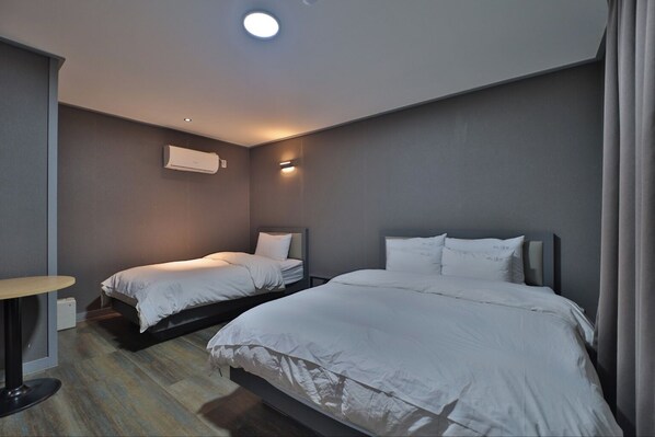 Habitació doble o amb dos llits individuals familiar | Escriptori, espai de treball apte per a portàtils i wifi gratuïta 