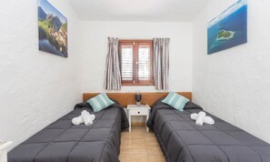 Ameublement personnalisé, fer et planche à repasser