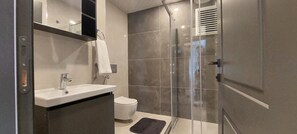 Bruser, hårtørrer, bidet, håndklæder