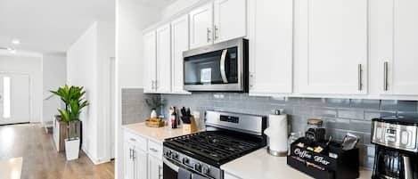 Een koelkast, een magnetron, een oven, een kookplaat