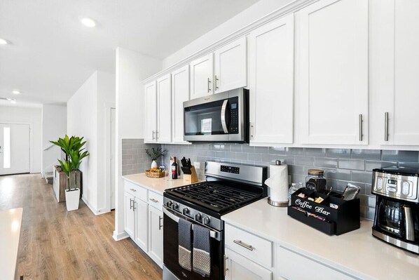 ثلاجة، ميكروويف، فرن، موقد طهي مسطح