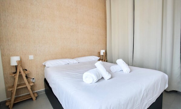 Iron/ironing board, bed sheets
