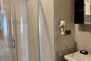 Dusch, hårtork, bidé och handdukar