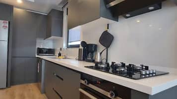 Kylskåp, mikrovågsugn, ugn och spishäll