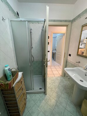 Bidet, jabón, papel de baño
