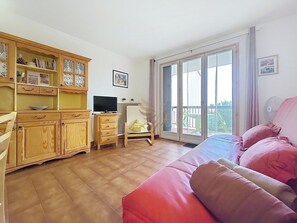 1 habitación, tabla de planchar con plancha y ropa de cama 