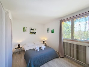 Iron/ironing board, WiFi, bed sheets